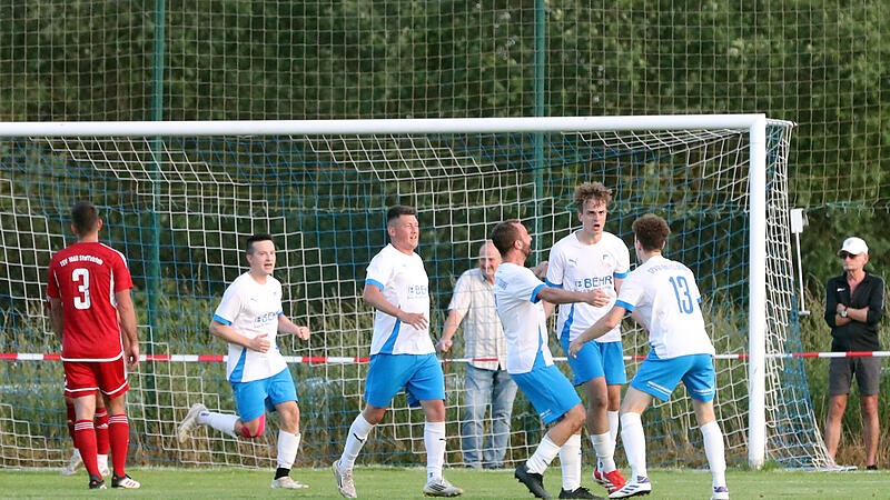 Rattelsdorf bejubelt den Treffer zum 2:1 in der Verlängerung durch Philipp Seuß. Rattelsdorf bejubelt den Treffer zum 2:1 in der Verlängerung durch Philipp Seuß.