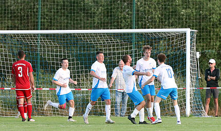 Rattelsdorf bejubelt den Treffer zum 2:1 in der Verl&auml;ngerung durch Philipp Seu&szlig;.