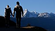 Wanderer vor Gipfel des Daniel in den Ammergauer Alpen