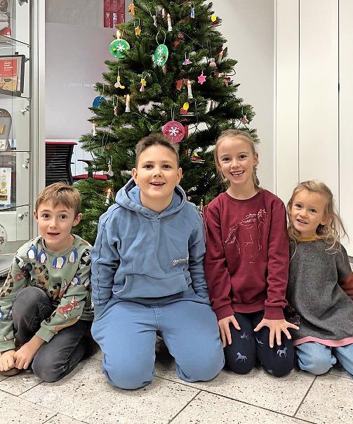 Vorschulkinder aus dem Kindergarten Bad Brückenau-Volkers haben den Weihnachtsbaum in der Sparkasse Bad Brückenau geschmückt. Vorschulkinder aus dem Kindergarten Bad Brückenau-Volkers haben den Weihnachtsbaum in der Sparkasse Bad Brückenau geschmückt.