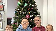 Vorschulkinder aus dem Kindergarten Bad Brückenau-Volkers haben den Weihnachtsbaum in der Sparkasse Bad Brückenau geschmückt.