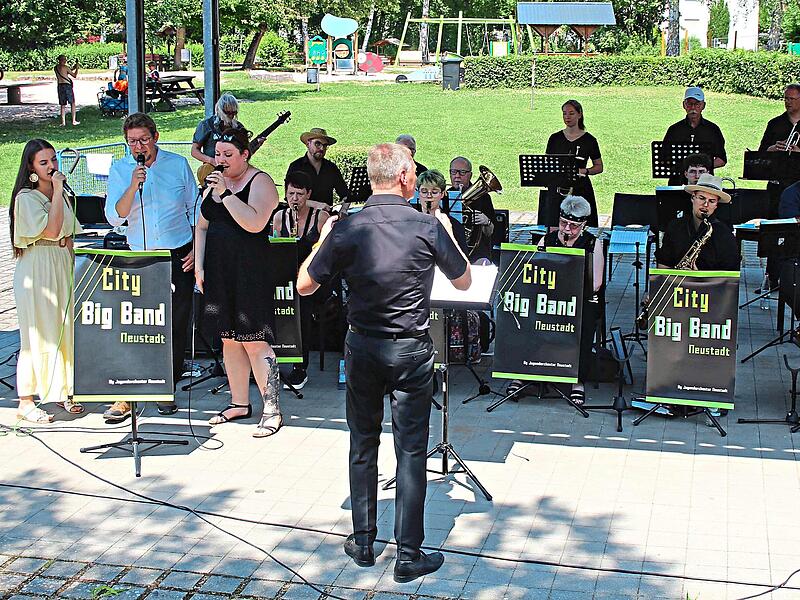 Mit musikalischer Vielfalt und großer Spielfreude begeisterten die City Big Band unter der Leitung von Hartmut Martin sowie das Gesangstrio Kim, Andreas und Lisa beim Sommerkonzert im Freizeitpark von Neustadt bei Coburg. Martin Rebhan Mit musikalischer Vielfalt und großer Spielfreude begeisterten die City Big Band unter der Leitung von Hartmut Martin sowie das Gesangstrio Kim, Andreas und Lisa beim Sommerkonzert im Freizeitpark von Neustadt bei Coburg. Martin Rebhan