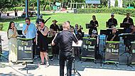 Mit musikalischer Vielfalt und gro&szlig;er Spielfreude begeisterten die City Big Band unter der Leitung von Hartmut Martin sowie das Gesangstrio Kim, Andreas und Lisa beim Sommerkonzert im Freizeitpark von Neustadt bei Coburg. Martin Rebhan