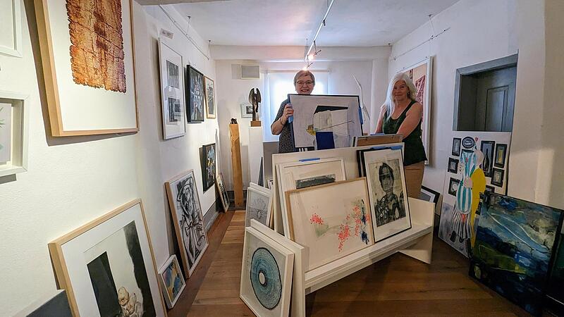 Zeitgen&ouml;ssische Kunst f&uuml;r jeden Geschmack: Dana Anders und Connie Morsch vom Vorstand des Kunstvereins k&uuml;mmern sich um die Artothek, die im Obergeschoss des historischen Badhauses untergebracht ist.
