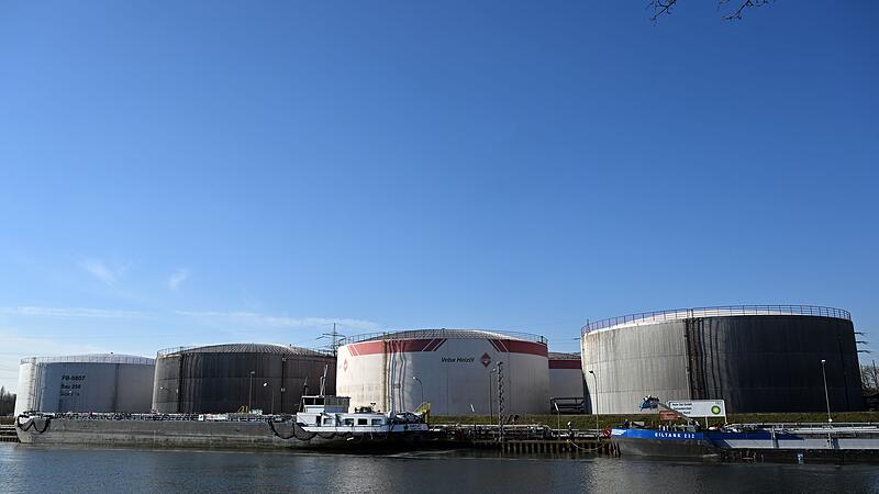 &Ouml;ltanks am Rhein-Herne-Kanal
