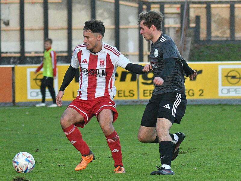Die Bad Staffelsteiner um Dominik Kremer (links) halten den FC Lichtenfels II um Lukas K&uuml;hnberger auf Distanz.