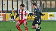 Die Bad Staffelsteiner um Dominik Kremer (links) halten den FC Lichtenfels II um Lukas Kühnberger auf Distanz. Die Bad Staffelsteiner um Dominik Kremer (links) halten den FC Lichtenfels II um Lukas Kühnberger auf Distanz.