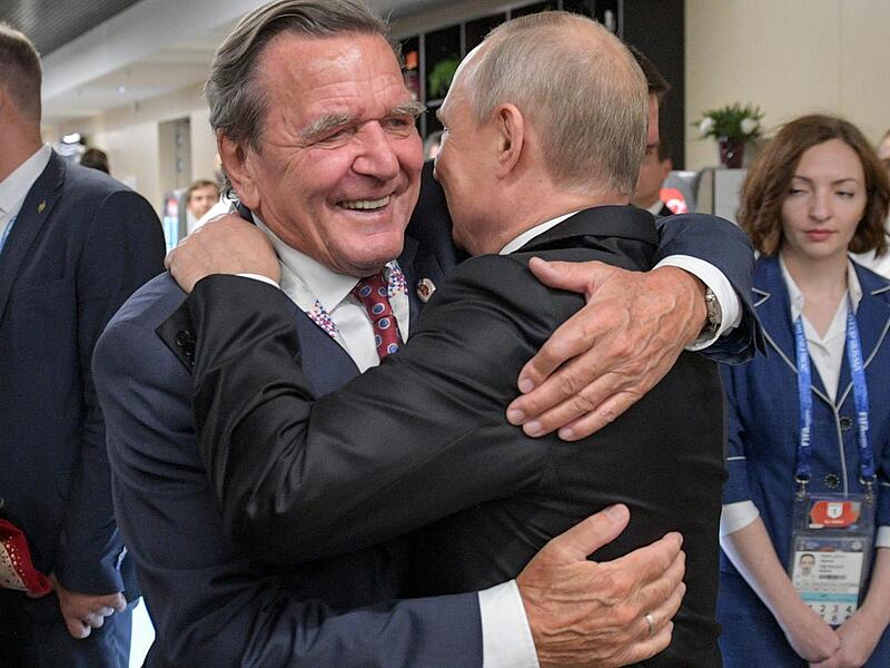 Männerfreunde: Gerhard Schröder (l.) und Wladimir Putin, hier nach dem WM-Eröffnungsspiel Russland gegen Saudi-Arabien 2018
