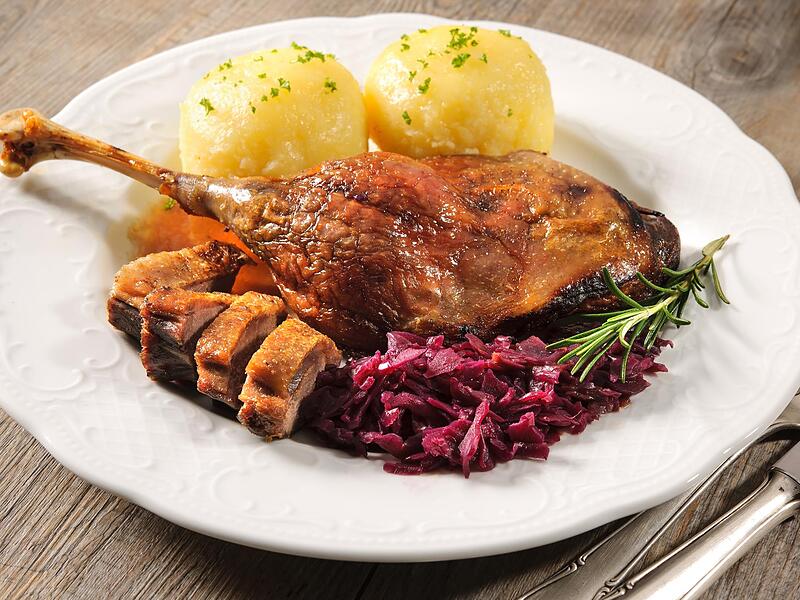 Sieht lecker aus, wird aber mehr und mehr zu einer kostspieligen Angelegenheit: In vielen Lokalen im Coburger Land durchbricht die Portion Gänsebrust mit Blaukraut und Klößen erstmals die 20-Euro-Schallmauer. Sieht lecker aus, wird aber mehr und mehr zu einer kostspieligen Angelegenheit: In vielen Lokalen im Coburger Land durchbricht die Portion Gänsebrust mit Blaukraut und Klößen erstmals die 20-Euro-Schallmauer.