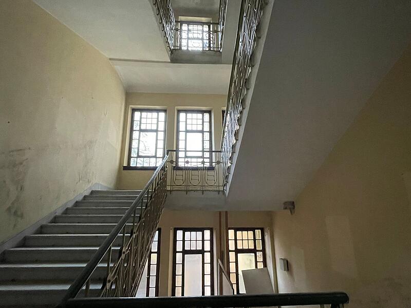 Blick in das gro&szlig;z&uuml;gig geschnittene Haupttreppenhaus.