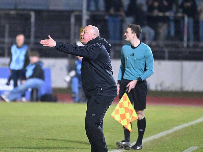 Sport Fußball Saison 2025 / 2026 Regionalliga Bayern 22. Spieltag am Freitag 06.03.2026 Spielort Bayreuth Hans-Walter-Wild-Stadion Spielbeginn 19.00 h SpVgg Bayreuth gegen FC Bayern München II Halbzeitergebnis 2:0 Endstand 2:1 Lukas Kling Tra Sport Fußball Saison 2025 / 2026 Regionalliga Bayern 22. Spieltag am Freitag 06.03.2026 Spielort Bayreuth Hans-Walter-Wild-Stadion Spielbeginn 19.00 h SpVgg Bayreuth gegen FC Bayern München II Halbzeitergebnis 2:0 Endstand 2:1 Lukas Kling Tra