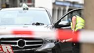 Auto rast durch Fu&szlig;g&auml;ngerzone