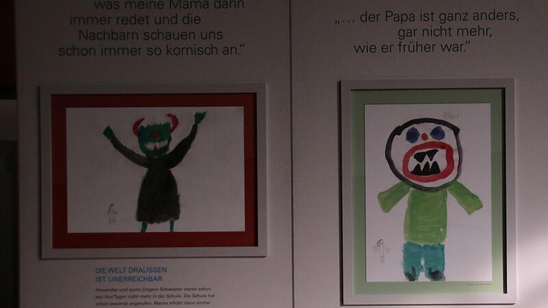 In der Dauerausstellung &bdquo;Kindersprechstunde&ldquo; Im Vestib&uuml;l des Kurhausbades berichten Kinder in Geschichten und Bildern &uuml;ber die psychischen Erkrankungen ihrer Eltern.