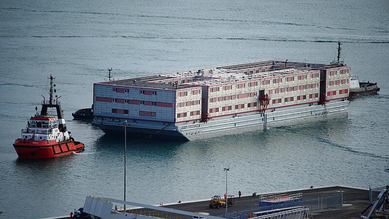 Der Lastkahn „Bibby Stockholm“ bei der Ankunft  in Portland. Die britische Regierung hat Migranten übergangsweise in einer schwimmenden Behausung untergebracht und hat dafür Kritik auch aus den eigenen Reihen erhalten.
