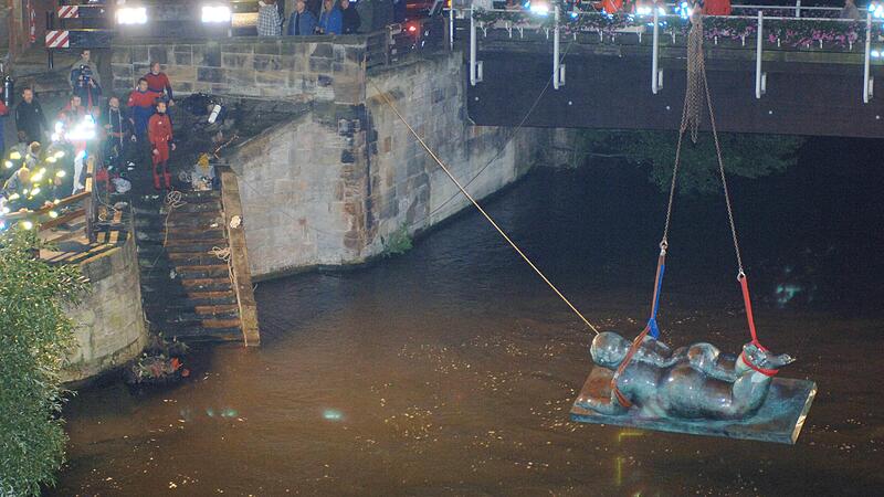 Rettung in den Morgenstunden: Ein Spezialkran hievt die &bdquo;Liegende mit Frucht&ldquo; aus der Regnitz.