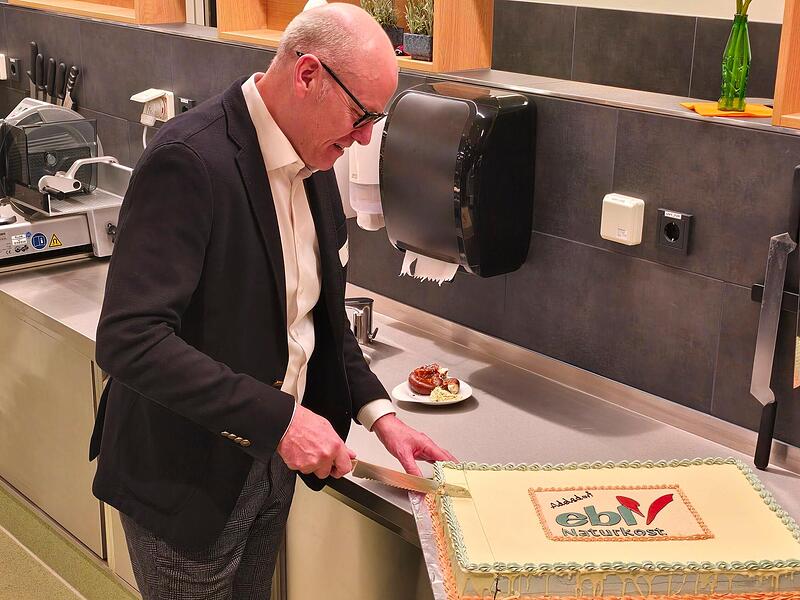 Firmengründer Gerhard Bickel schneidet die Torte an. Firmengründer Gerhard Bickel schneidet die Torte an.