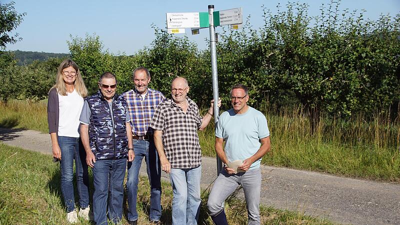 Um die Wanderwege kümmern sich in den 5-Sterne Gemeinden ehrenamtliche Wanderwarte. In Rauhenebrach gab es jetzt einen Wechsel (von links): ILE-Managerin Ulla Schmidt, Günter Göpfert, den neuen Wanderwart Herbert Krause, Manfred Neeb und Bürgermei...