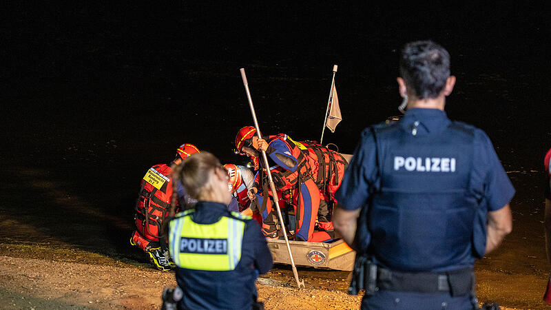 Mit Booten der Wasserwacht wurde der Baggersee in Breiteng&uuml;&szlig;bach nach dem Besitzer des Handtuches abgesucht.
