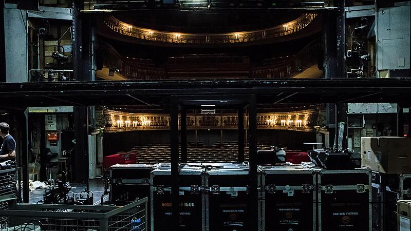 Die B&uuml;hne des Landestheater Coburg wird zum Zwischenlager vor dem Umzug ins Globe: Blick Richtung Zuschauerraum. Im Vordergrund: die bereits abmontierten und in Containern verstauten Scheinwerfer.