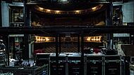 Die Bühne des Landestheater Coburg wird zum Zwischenlager vor dem Umzug ins Globe: Blick Richtung Zuschauerraum. Im Vordergrund: die bereits abmontierten und in Containern verstauten Scheinwerfer.