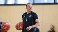 Gut gelaunt geht Lukas Herzog im Training seiner Arbeit bei den Bamberg Baskets nach und will Trainer Oren Amiel mit guten Leistungen überzeugen.