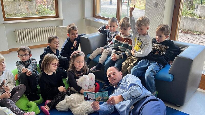 Michael Hofmann liest im Kindergarten vor.