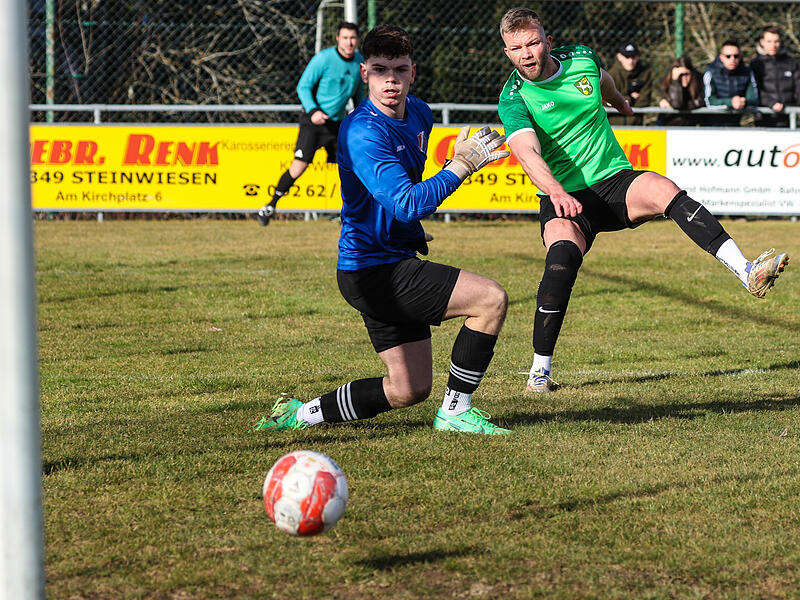 Wolfersgrüns Torjäger Alexander Fialkovski (grün) kommt am Rand des Torraums an den Ball und überwindet Baiersdorfs Keeper Hendrik Mazog. Der Ball springt vom Innenpfosten ins Tor. Wolfersgrüns Torjäger Alexander Fialkovski (grün) kommt am Rand des Torraums an den Ball und überwindet Baiersdorfs Keeper Hendrik Mazog. Der Ball springt vom Innenpfosten ins Tor.