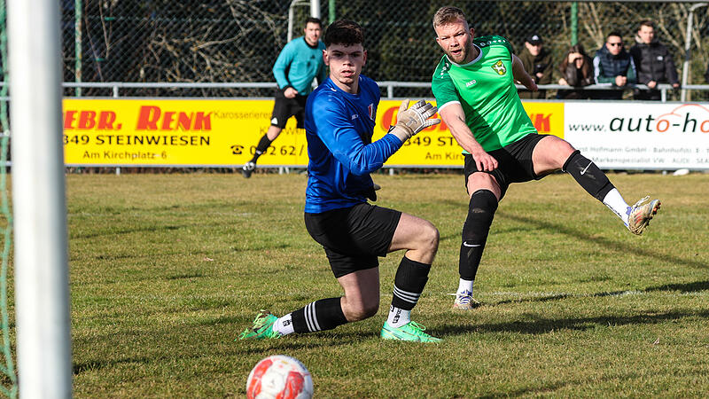 Wolfersgr&uuml;ns Torj&auml;ger Alexander Fialkovski (gr&uuml;n) kommt am Rand des Torraums an den Ball und  &uuml;berwindet Baiersdorfs Keeper Hendrik Mazog. Der Ball springt vom Innenpfosten ins Tor.