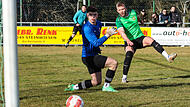 Wolfersgr&uuml;ns Torj&auml;ger Alexander Fialkovski (gr&uuml;n) kommt am Rand des Torraums an den Ball und  &uuml;berwindet Baiersdorfs Keeper Hendrik Mazog. Der Ball springt vom Innenpfosten ins Tor.