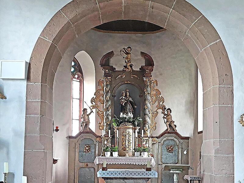 Blick in den Chorraum der Wehrkirche Mari&auml; Geburt in Untereschenbach bei Hammelburg. Der Hauptaltar wird von einer barocken Marienfigur aus der Zeit um 1650 gepr&auml;gt. Drei Engel, die urspr&uuml;nglich aus der Kirche von Hundsfeld stammen, erg&auml;nzen den A...