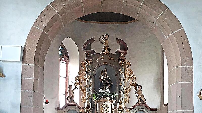 Blick in den Chorraum der Wehrkirche Mariä Geburt in Untereschenbach bei Hammelburg. Der Hauptaltar wird von einer barocken Marienfigur aus der Zeit um 1650 geprägt. Drei Engel, die ursprünglich aus der Kirche von Hundsfeld stammen, ergänzen den A... Blick in den Chorraum der Wehrkirche Mariä Geburt in Untereschenbach bei Hammelburg. Der Hauptaltar wird von einer barocken Marienfigur aus der Zeit um 1650 geprägt. Drei Engel, die ursprünglich aus der Kirche von Hundsfeld stammen, ergänzen den A...