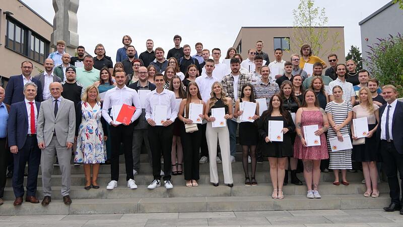 Diese Sch&uuml;lerinnen und Sch&uuml;ler der Heinrich-Thein-Berufsschule erzielten die besten Leistungen in den einzelnen Bereichen und konnten sich &uuml;ber Preise der Sponsoren freuen.