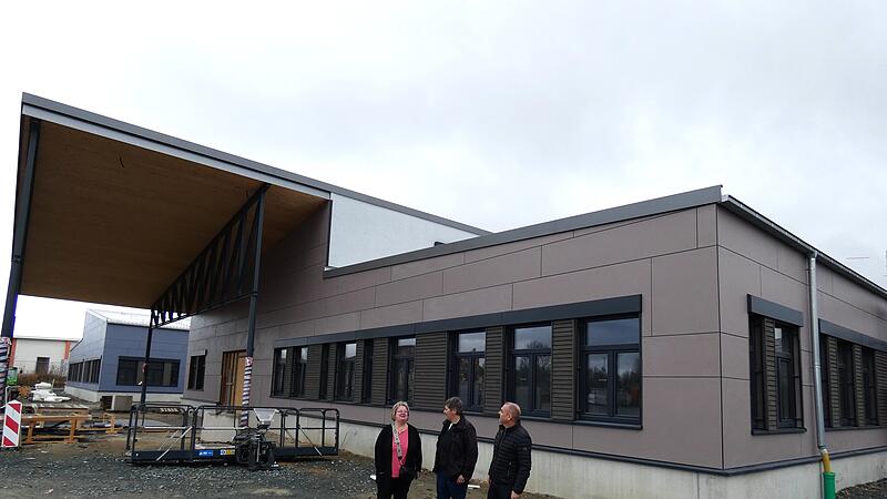 Derzeit werden die Au&szlig;enanlagen gestaltet. B&uuml;rgermeister Alexander Wunderlich l&auml;sst sich von Vorst&auml;ndin Manuela F&uuml;ller (links) und Kathrin Medick (mitte) die Arbeiten erl&auml;utern.