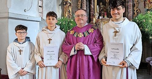 Von links: Vincent Reuter, Hannes Vierheilig, Pfarrer Norbert Wahler, Fabian Volpert.