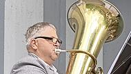 Alfred Greubel hat nach vielen Jahren Pause seine Ba&szlig;tuba wieder aus dem Keller geholt und spielt wieder.