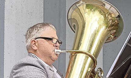 Alfred Greubel hat nach vielen Jahren Pause seine Ba&szlig;tuba wieder aus dem Keller geholt und spielt wieder.