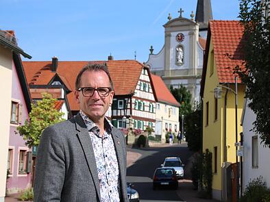 Bürgermeister René Gerner freut sich über das gute Abschneiden seiner Gemeinde bei der Heimatmonitor-Umfrage der Saale-Zeitung.