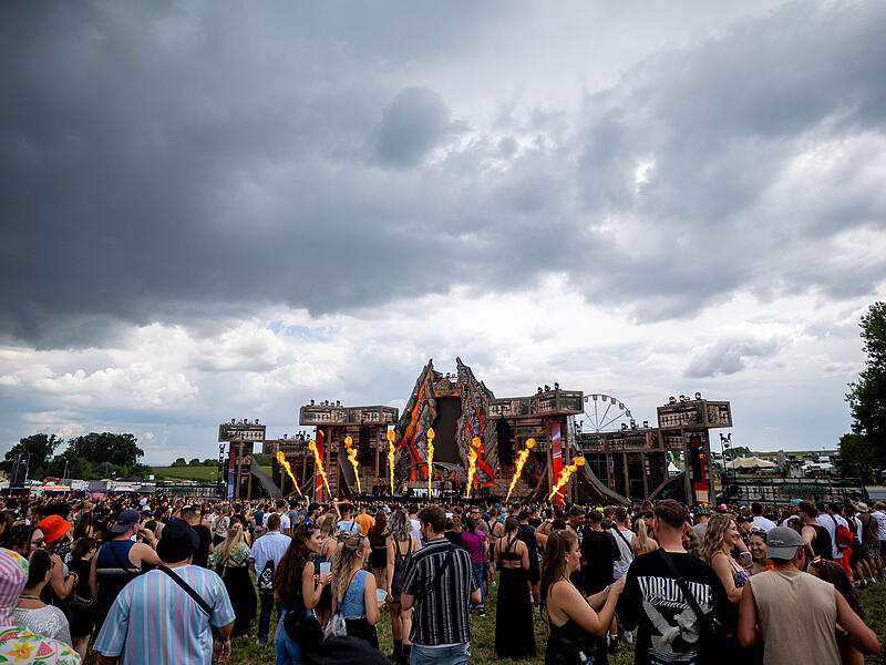 90.000 Menschen besuchen der Das Open Beatz im Jahr 2025. 90.000 Menschen besuchen das Festival in Herzogenaurach j&auml;hlich. Wegen Vorw&uuml;rfen haben die Veranstalter bestimmte K&uuml;nstler aus den diesj&auml;hrigen Line Up entfernt.-Beatz-Festival in Herzogenaurach. Wegen Vorw&uuml;rfen haben die Veranstalter bestimmte K&uuml;nstler aus den diesj&auml;hrigen Line Up entfernt.