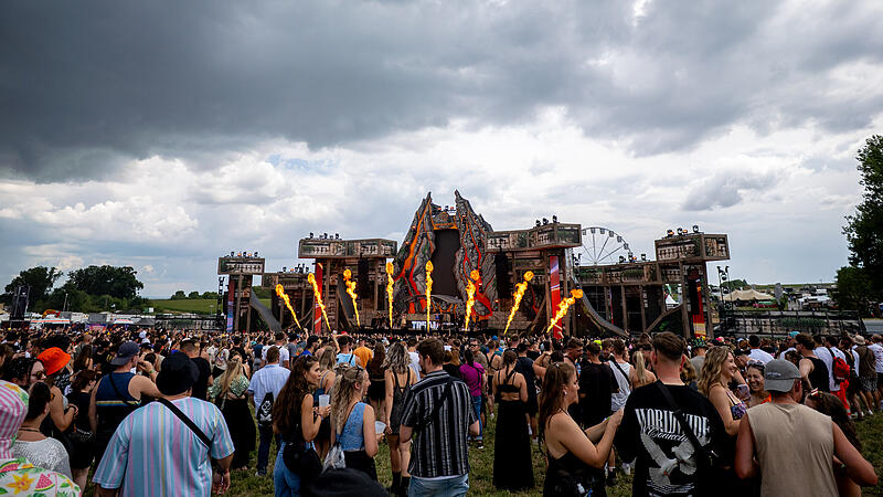 90.000 Menschen besuchen der Das Open Beatz im Jahr 2025. 90.000 Menschen besuchen das Festival in Herzogenaurach j&auml;hlich. Wegen Vorw&uuml;rfen haben die Veranstalter bestimmte K&uuml;nstler aus den diesj&auml;hrigen Line Up entfernt.-Beatz-Festival in Herzogenaurach. Wegen Vorw&uuml;rfen haben die Veranstalter bestimmte K&uuml;nstler aus den diesj&auml;hrigen Line Up entfernt.