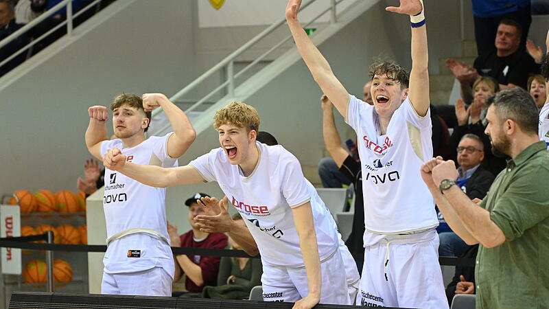 Jubel beim BBC Coburg. Hier freuten sich beim vergangenen Heimspiel (von links) die Bankspieler Yurii Kondrakov, Nico H&ouml;llerl und Janis R&uuml;mer.