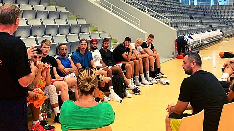 Sportlicher Leiter Ulf Schabacker (links) schw&ouml;rt die neue Coburger Mannschaft im ersten Training in der HUK-Arena auf die kommende Saison ein.