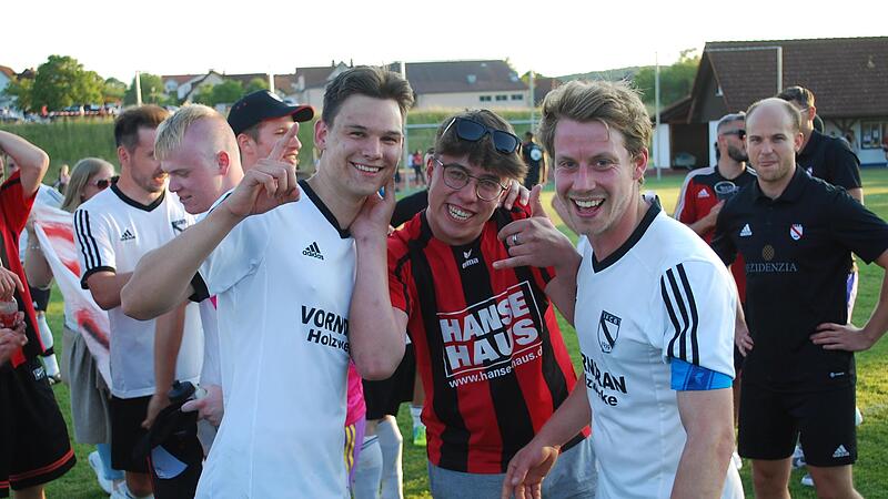 Bad Br&uuml;ckenaus Kapit&auml;n und Flankengeber zum 1:0, Alexander Kr&auml;mer, feiert mit Lorenz Sch&auml;fer und einem Fan den Klassenerhalt in der Kreisklasse.