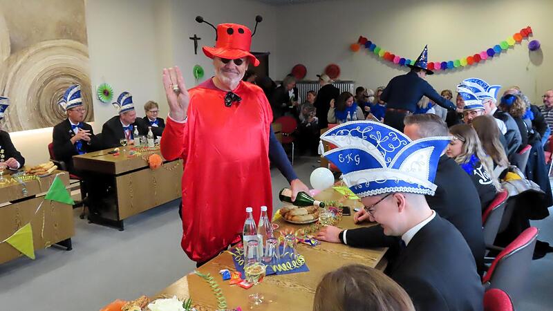 Der B&uuml;rgermeister wird Mundschenk: Bernhard Storath, als Gl&uuml;cksk&auml;fer verkleidet, macht den Spa&szlig; mit.
