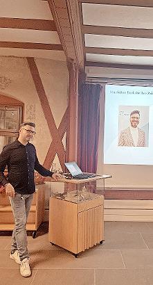 Wirtschaftsförderer Sebastian Bünner berichtet im Kiss-Vino von seiner Arbeit.