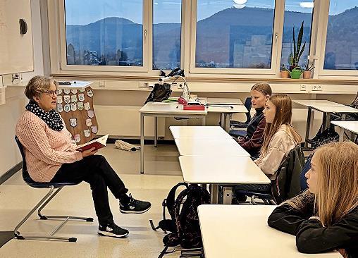 Lehrerin Heike Schwarzmann liest interessierten Schülern vor Schulbeginn vor.