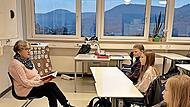 Lehrerin Heike Schwarzmann liest interessierten Schülern vor Schulbeginn vor. Lehrerin Heike Schwarzmann liest interessierten Schülern vor Schulbeginn vor.