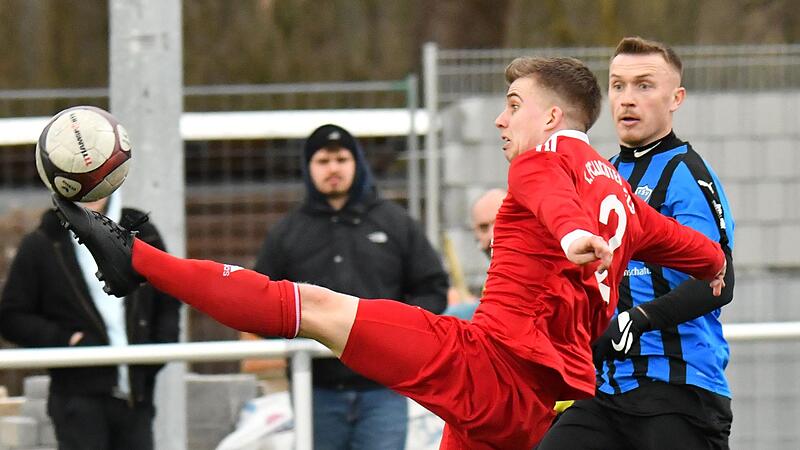 Ob Christopher Schaller, hier im mit 0:3 verlorenen Testspiel gegen den FSV Erlangen-Bruck, am Samstag in Haibach mit am Start sein kann, ist noch fraglich. Damit ist er einer von zehn möglichen Ausfällen im Lichtenfelser Team.