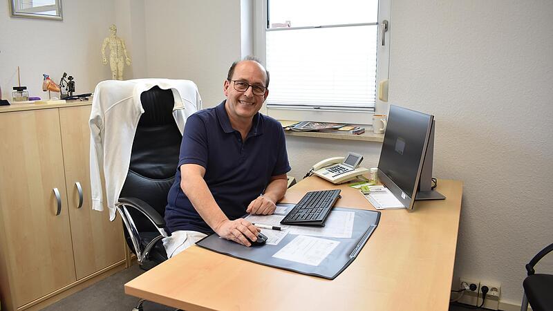 Der neue Igensdorfer Hausarzt: Armin Hofmann am Schreibtisch.