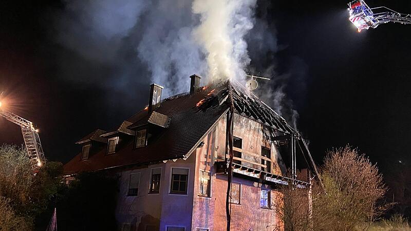 Der Dachstuhl des Hauses stand in Flammen.