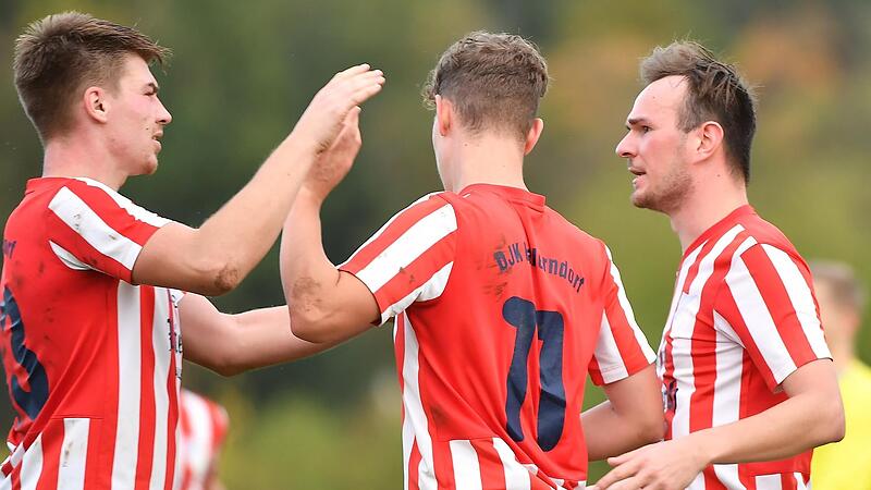 Niklas Weber (Mitte) leitete mit dem 1:2-Anschlusstreffer die Aufholjagd der DJK Hallerndorf um Max Pfister (li.) und Michael Asimus gegen den TSV Ebermannstadt ein. Danach wurde die Kerwa kräftig gefeiert.